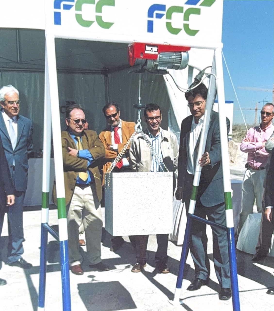 Fernando Vázquez Romay en la primera piedra de una promoción de vivienda con FCC