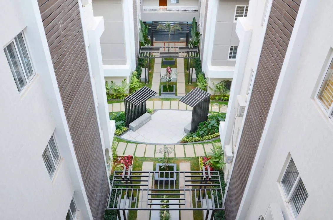 Diez compradores por cada vivienda de lujo en Madrid: lo que ese dato le dice al funcionario que no llega
