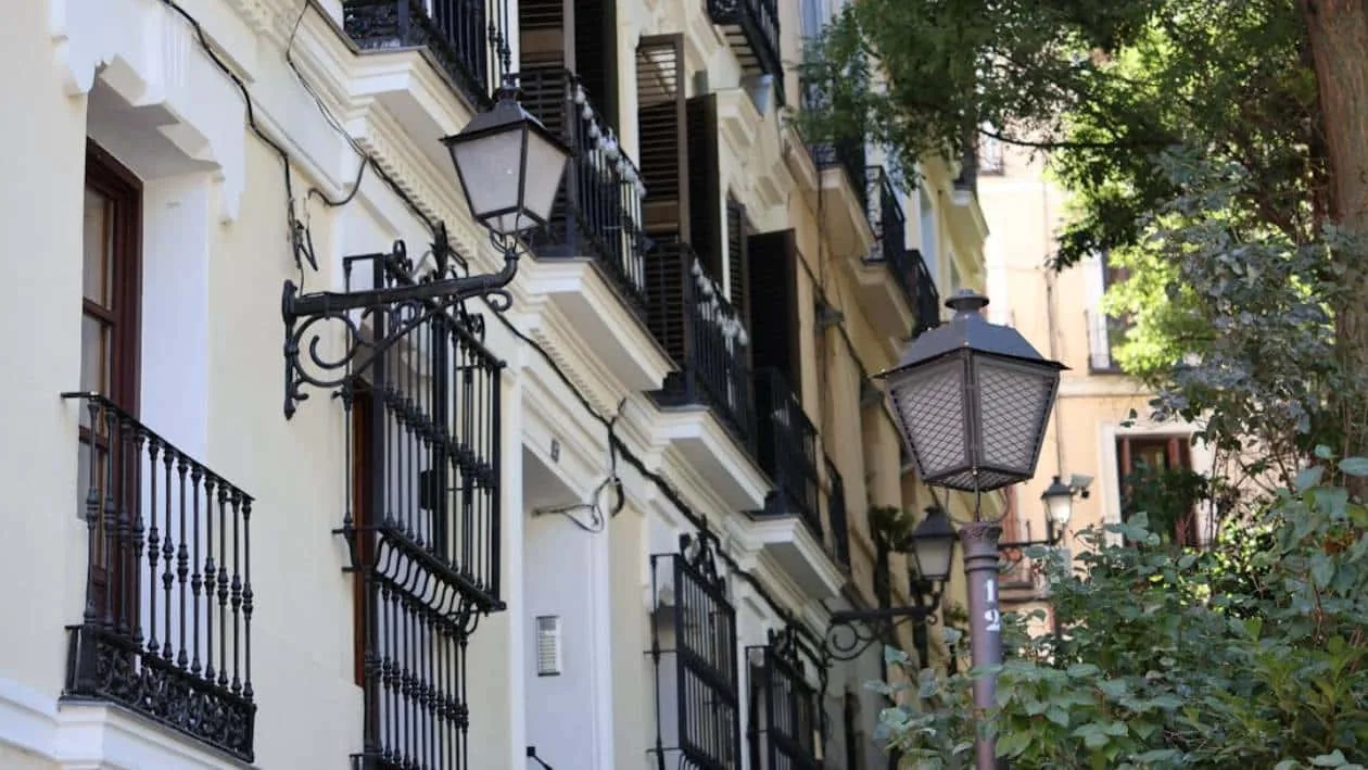 El decreto VUT Madrid 2026 ya está en vigor: aprobación expresa de vecinos, VPP vetada y municipios con poder para limitar el stock turístico