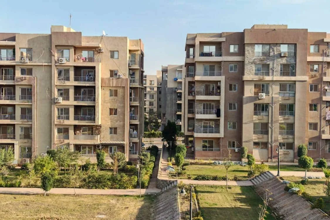 Madrid exige una década de padrón para la vivienda protegida — justo cuando más funcionarios llegan destinados