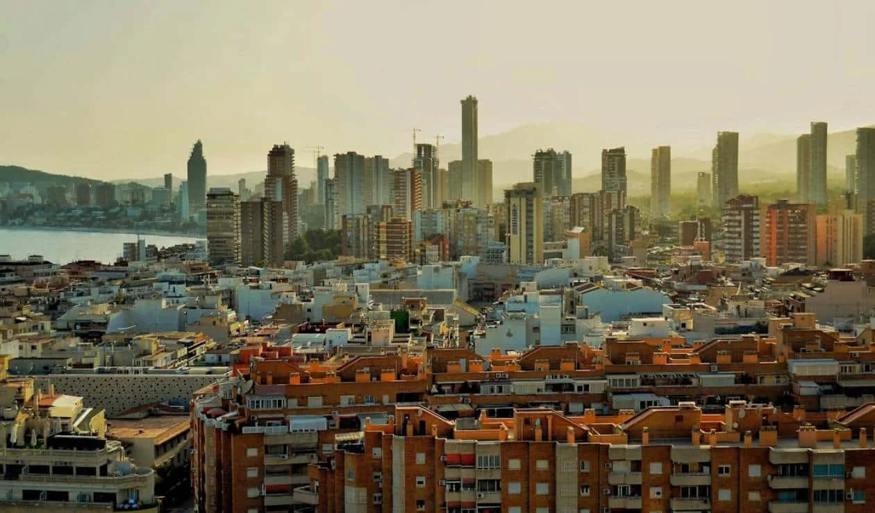 25 años de vivienda en España: del mayor boom de la historia al mayor déficit — y qué significa para quien necesita comprar hoy