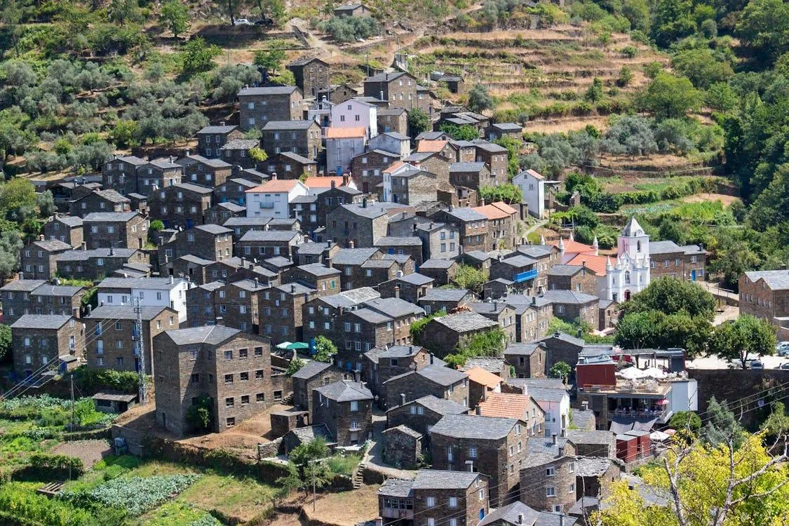 Vivienda para funcionarios rurales en Madrid: lo que Pueblos con Vida ofrece (y lo que no llega)