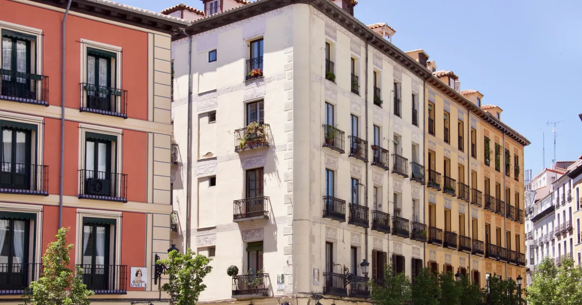 Administradores de fincas: por qué el adiós a los pisos turísticos y la luz al alza están tensando las comunidades de Madrid