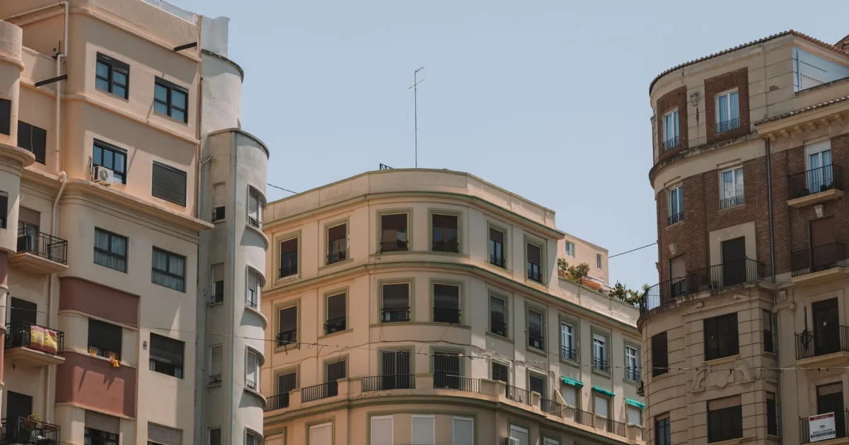 Compraventa de vivienda: −7,6% en mayo, cinco meses de caídas y el primer frenazo de las hipotecas en 23 meses