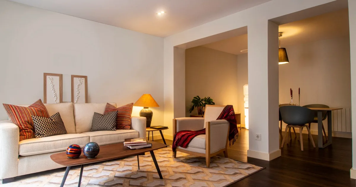Flex living Madrid: la cama que los fondos ofrecen al funcionario recién destinado — a 900 € y sin la protección de la ley