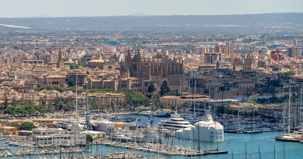 Plus de insularidad: el Estado pagará hasta 697 € más al mes en Baleares porque la vivienda impide cubrir plazas — en Madrid, 0 €