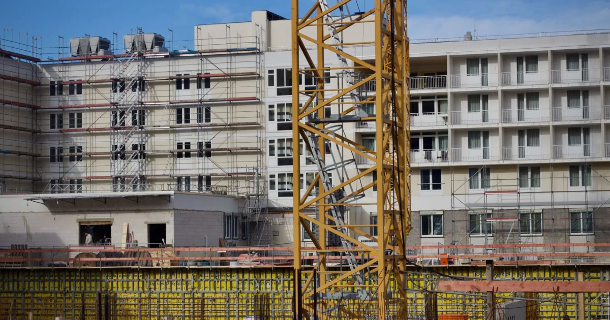 Viviendas iniciadas en España: 153.000 en 2026 frente a 223.000 hogares — el agujero de oferta que ahoga también al funcionario