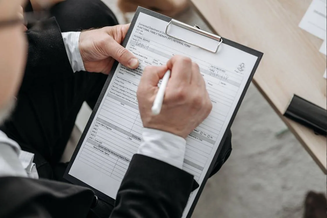Familia funcionaria revisando requisitos de empadronamiento para acceder a vivienda protegida en Madrid en 2026