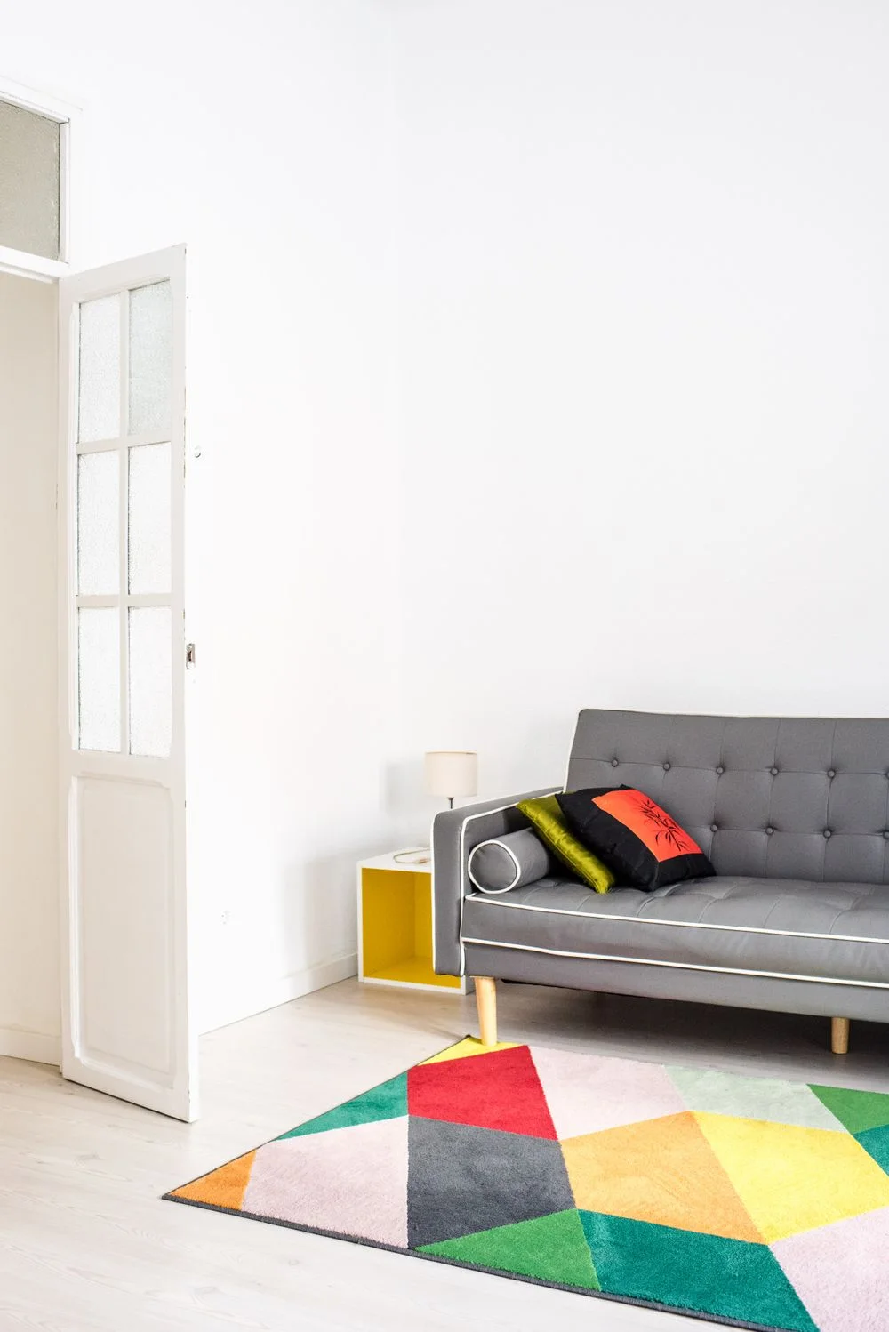 Salón luminoso de vivienda moderna para funcionarios en Madrid